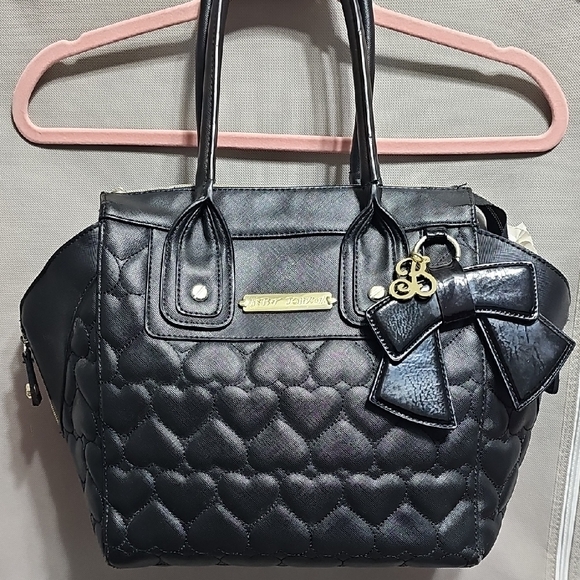 ⭕️Betsey Johnson Black Heart Satchel with Bow Charm - Picture 1 of 8